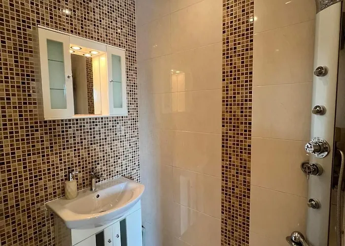 Rio Sunny 2bdr Near Ndk - Metro - Non-stop Paid Public Parking *