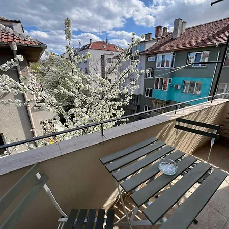 Rio Sunny 2bdr Near Ndk - Metro - Non-stop Paid Public Parking