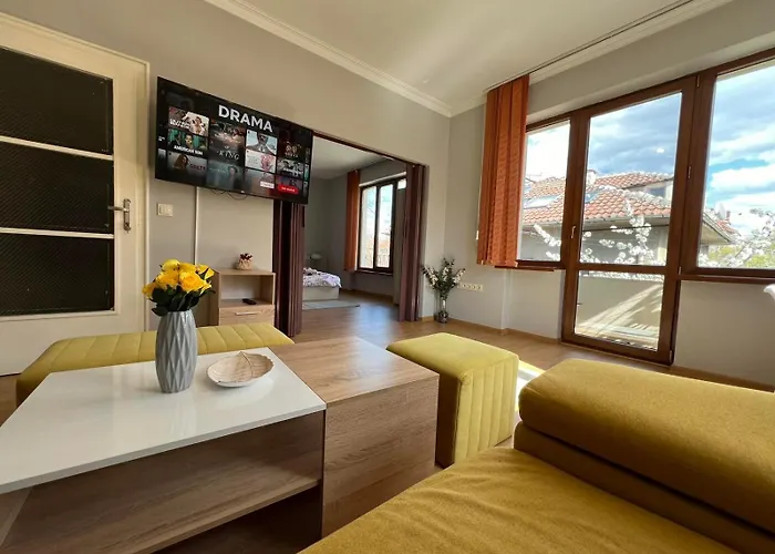 Rio Sunny 2bdr Near Ndk - Metro - Non-stop Paid Public Parking *