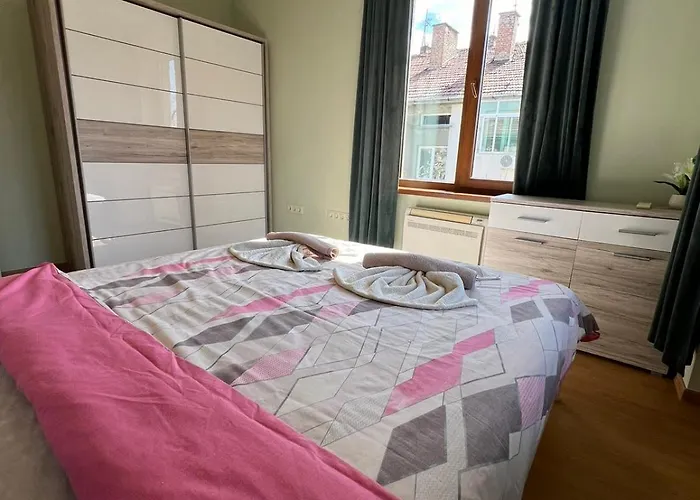 Rio Sunny 2bdr Near Ndk - Metro - Non-stop Paid Public Parking *