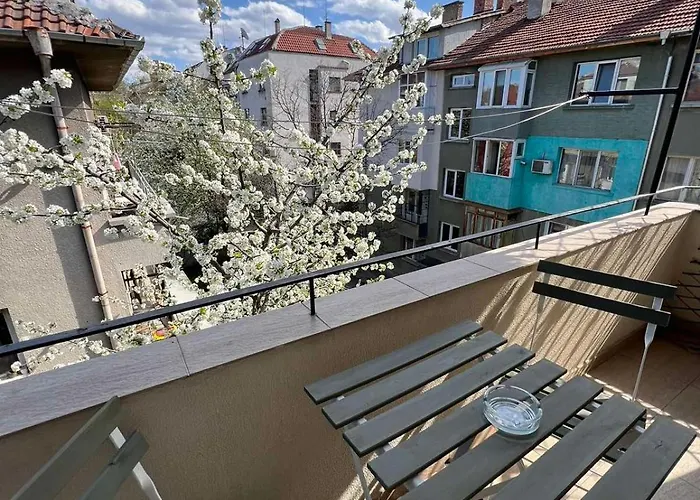 Rio Sunny 2bdr Near Ndk - Metro - Non-stop Paid Public Parking