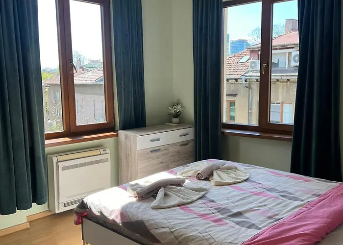 Rio Sunny 2bdr Near Ndk - Metro - Non-stop Paid Public Parking סופיה